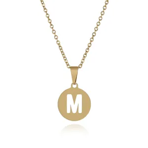 Goldene Edelstahl Halskette mit ausgeschnittenem Buchstaben M Anhaenger Modeschmuck