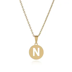 Nahaufnahme der goldenen Edelstahl Halskette mit schickem hohlem Buchstaben N Anhänger.