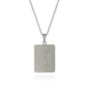 Collana con ciondolo rettangolare lettera M in acciaio inossidabile con bordo testurizzato.
