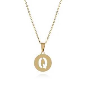 Detailansicht der goldenen Edelstahl Halskette mit hohlem Buchstaben Q Anhänger für Damen.