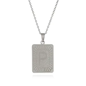 Collana con ciondolo rettangolare in acciaio inossidabile con dettaglio lettera P.