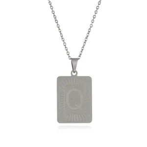 Dettaglio del ciondolo con lettera Q in acciaio inossidabile, collana rettangolare.