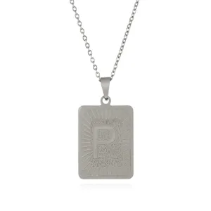 Collana con ciondolo lettera R in acciaio inossidabile dettaglio, design rettangolare.