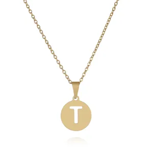 Detaillierte Nahaufnahme einer eleganten goldenen Edelstahl Buchstabe T Halskette.