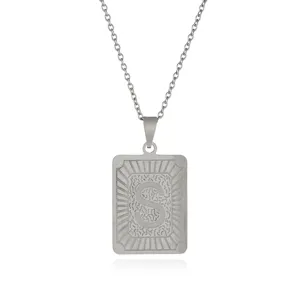 Collana con ciondolo lettera S in acciaio inossidabile dettaglio incisione fine.