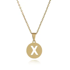 Goldfarbene Edelstahl Buchstaben X Halskette Detailansicht, modischer Damenschmuck.