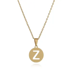 Detaillierte Nahaufnahme des goldenen Edelstahlketten Anhängers mit dem Buchstaben Z
