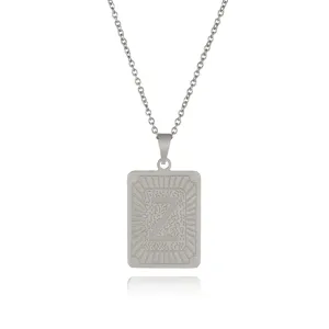 Primo piano della collana in acciaio inossidabile con pendente lettera Z e incisione.
