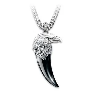 Herren Rock Stil schwarzer Achat Adler Klaue Anhänger Halskette mit silbernem Adlerkopf.