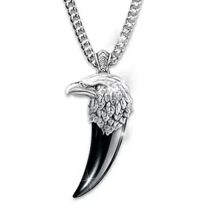 Detailansicht der Rocker Herren Adlerkopf Anhänger Halskette mit schwarzem Krallenstein Kette.