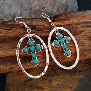 Stijlvolle antieke zilverkleurige ovale oorbellen met turquoise kraal kruishanger.