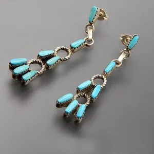 Splendidi orecchini pendenti vintage in argento sterling con intarsi in turchese.