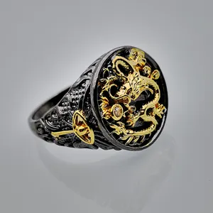Primer plano detallado de la textura del anillo de dragón chino negro y oro vintage.