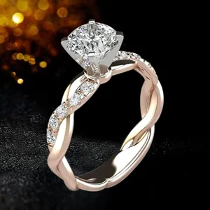 Elegante anello di fidanzamento bicolore placcato in oro rosa 18k con pietre scintillanti.