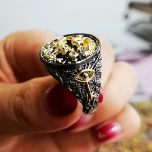 Primer plano detallado del anillo dragón chino negro oro hombre, estilo gótico hip-hop rock.