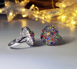 Primer plano del anillo de flores de diamantes de imitación coloridos y brillantes.
