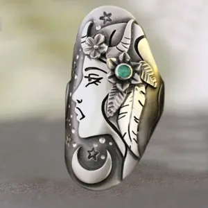 Vista ravvicinata del dettaglio dell'anello in argento Thai dea retro con pietra verde.