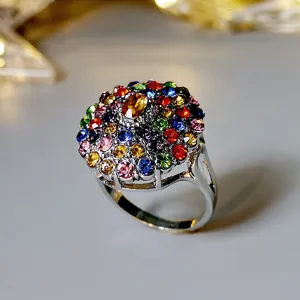 Anillo de moda personalizado con flor incrustada de cristales multicolores europeos.