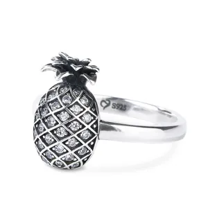 Vista dettagliata dell'anello ananas in argento con pietre luminose. Gioiello in argento S925.