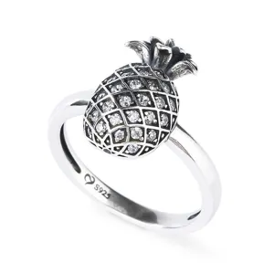 Vista dettagliata di un dolce anello ananas in argento S925 con pietre di zircone scintillanti.