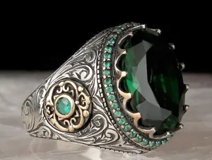 Anello da Uomo Vintage in Lega con Zirconia Verde Smeraldo e Pietra Blu Acquamarina Intarsiato Artigianalmente Stile Retrò Elettroplaccato