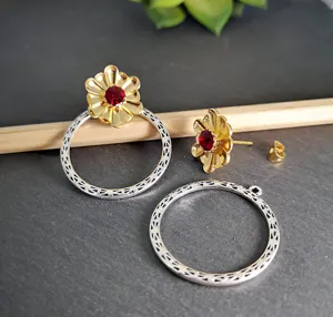 Gouden bloem oorknopjes met rode kristal en zilveren opengewerkte ring jacket veelzijdig.