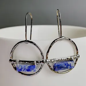 Handgemaakte zilverkleurige grote creolen oorbellen met natuurlijke lapis lazuli