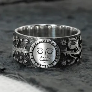 Anello Vintage Punk con Faccia di Sole e Stelle Incise per Uomo Donna Gothic Hip Hop Biker Fascia Larga Lega Argento Antico