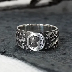 Anello punk vintage con luna crescente dettagliata, stelle e incisioni di viti.