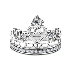 Anello corona in argento elegante con zirconi a cuore da donna immagine principale