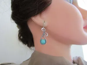 Boucles d'oreilles pendantes en argent avec pierres naturelles, vue de détail.
