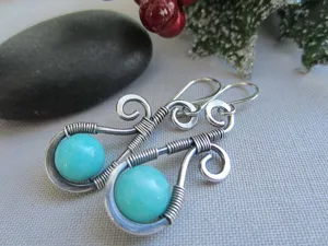 Boucles d'oreilles en turquoise filaire tressé à la main, design en métal argenté, vue détaillée