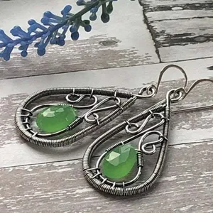 Boucles d'oreilles pendantes en fil de fer faites à main avec des pierres précieuses vertes