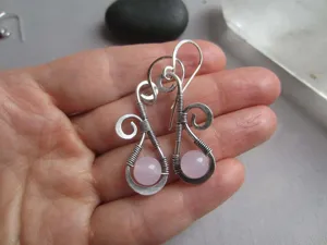 Boucles d'oreilles en fil d'argent et quartz rose fait main style artisanal vintage pour femmes