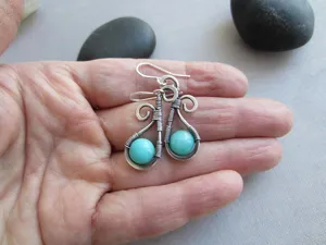 Boucles d'oreilles artisanales en fil de fer avec turquoise vue détaillée style vintage