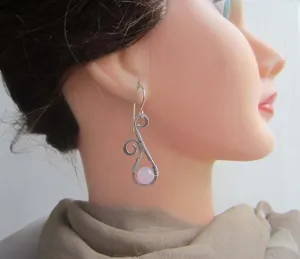Boucle d'oreille en fil d'argent quartz rose gemme détail vue rapprochée accessoire.