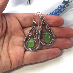 Boucles d'oreilles pendantes en fil de métal avec pierre précieuse verte style vintage.