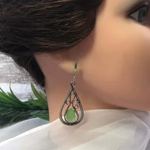 Boucles d'oreilles goutte en fil métallique avec jade vert, vue rapprochée des détails.