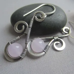 Boucles d'oreilles en fil de fer fait main avec pierre de cristal rose et crochet argenté.