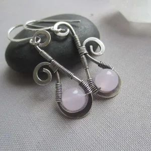 Boucles d'oreilles en cristal rose enfilées à la main bijoux pendants argentés artisanaux