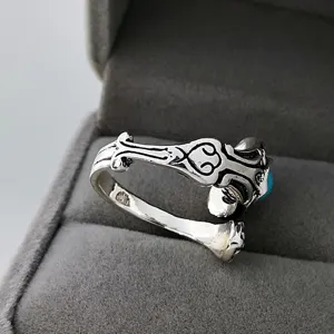 Vista dettagliata dell'anello in argento vintage con motivo a croce gotica e gemma blu.