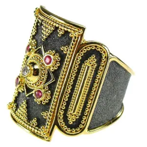 Meraviglioso anello a scudo in stile romano antico placcato in oro 18k con pietre rosse.