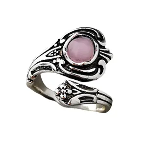 Anello aperto vintage color argento con cristallo rosa e delicato motivo floreale