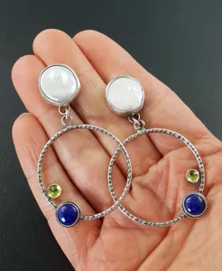Gedetailleerd opname van 925 zilveren boho statement oorbellen met parels, peridot en lapis lazuli.