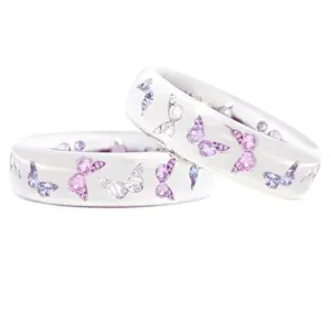 Detailaufnahme des silbernen Schmetterlingsrings mit gemischten rosa und lila Zirkoniasteinen.