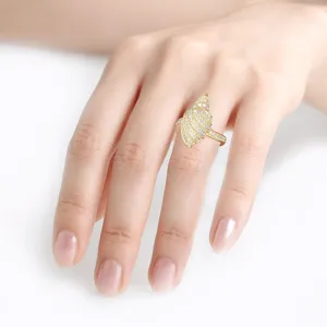 Anello conchiglia dorato con pavé di zirconi, dettaglio gioiello marino da donna.