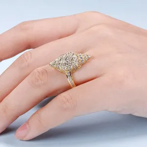 Primo piano dettagliato del bellissimo anello conchiglia strass oro in stile oceano.