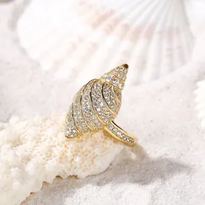 Anello conchiglia dorato con cristalli scintillanti, dettaglio di gioielleria marina.
