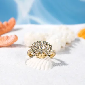 Anello conchiglia strass oro vista dettagliata, accessorio di gioielleria moda stile oceano.