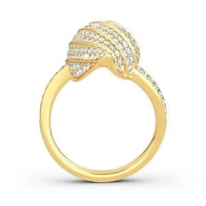 Dettaglio anello conchiglia dorata pavé, accessorio moda stile oceano scintillante.